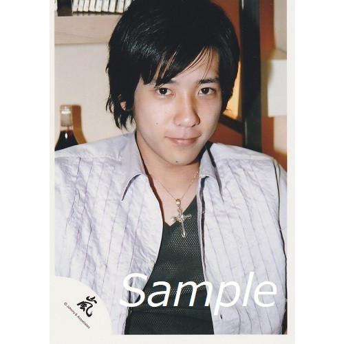 二宮和也 嵐 公式生写真 嵐ロゴ 衣装白 黒 ネックレス カメラ目線 Z 730 アレイズブック ヤフーshop 通販 Yahoo ショッピング