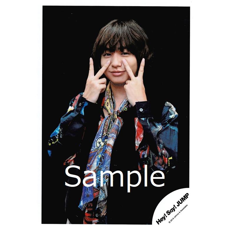 伊野尾慧 Hey Say Jump 公式生写真 Parade 背景黒 両手ピース カメラ目線 口閉じ Z 7577 アレイズブック ヤフーshop 通販 Yahoo ショッピング