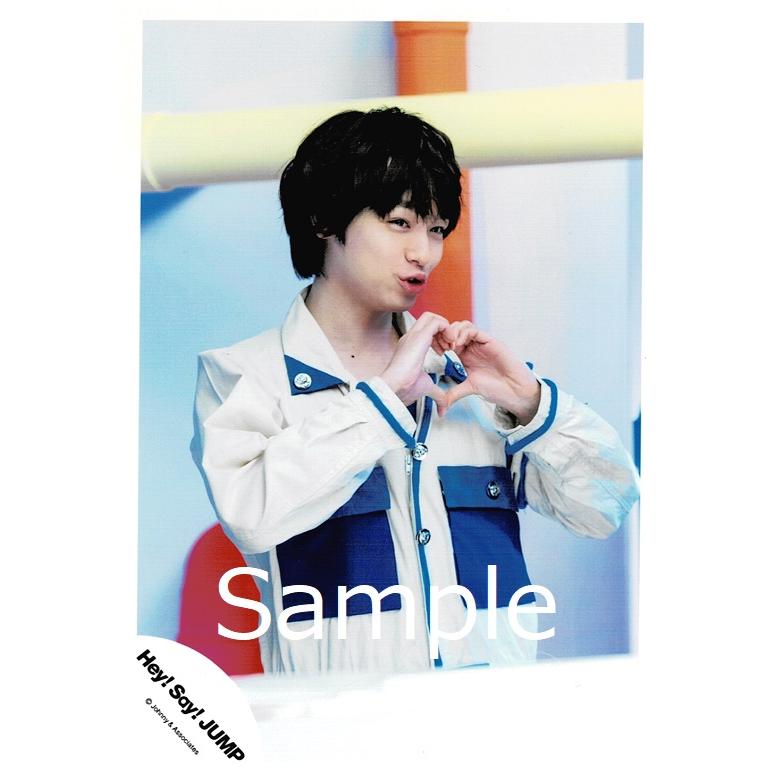 伊野尾慧 Hey Say Jump 公式生写真 Chau 衣装白 青 目線若干右 手でハート Z 7581 アレイズブック ヤフーshop 通販 Yahoo ショッピング