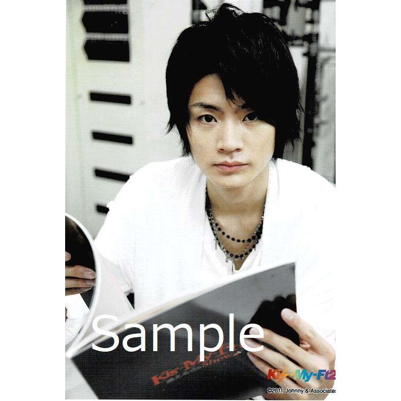 横尾渉 Kis My Ft2 キスマイ 公式生写真 11 衣装白 本持ち カメラ目線 口閉じ Z 7593 アレイズブック ヤフーshop 通販 Yahoo ショッピング