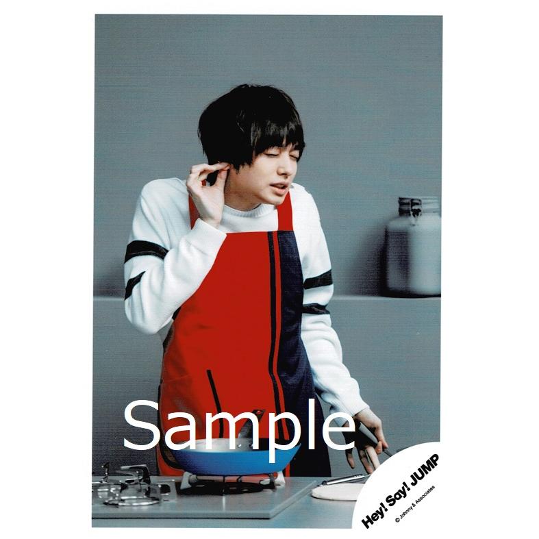 伊野尾慧 Hey Say Jump 公式生写真 マエヲムケ 衣装白 緑 赤 紺 背景グレー 目閉じ Z 7646 アレイズブック ヤフーshop 通販 Yahoo ショッピング