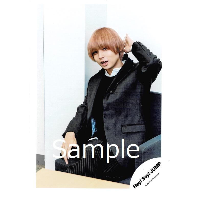 伊野尾慧 Hey Say Jump 公式生写真 Sense Or Love 衣装グレー 黒 白 座り 口開け カメラ目線 Z 8640 アレイズブック ヤフーshop 通販 Yahoo ショッピング