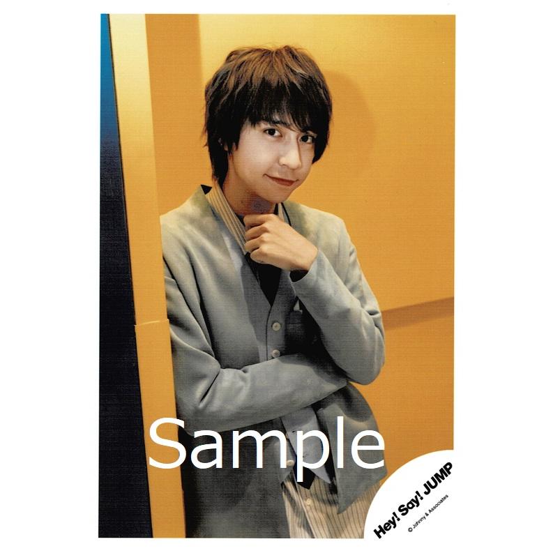八乙女光(Hey!Say!JUMP) 公式生写真 Lucky-Unlucky・衣装グレー×白・カメラ目線・背景黄色・口閉じ  :z-8707:アレイズブック・ヤフーSHOP - 通販 - Yahoo!ショッピング