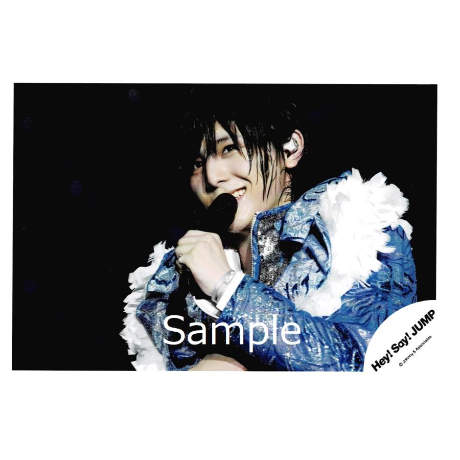 山田涼介 Hey Say Jump 公式生写真 ライブ 衣装青 白 左手マイク持ち 歯見せ 背景黒 青 Z 9176 アレイズブック ヤフーshop 通販 Yahoo ショッピング