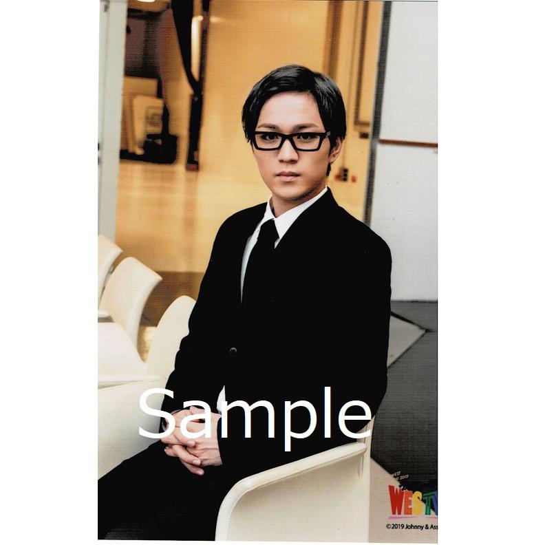 神山智洋 ジャニーズwest 公式生写真 Westv 19 衣装黒 白 カメラ目線 座り メガネ Z 9444 アレイズブック ヤフーshop 通販 Yahoo ショッピング