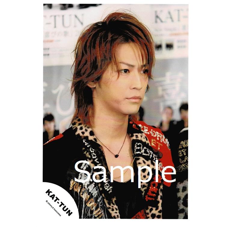 亀梨和也 Kat Tun 公式生写真 衣装黒 赤 茶色 口閉じ ネックレス 目線右 Z 96 アレイズブック ヤフーshop 通販 Yahoo ショッピング
