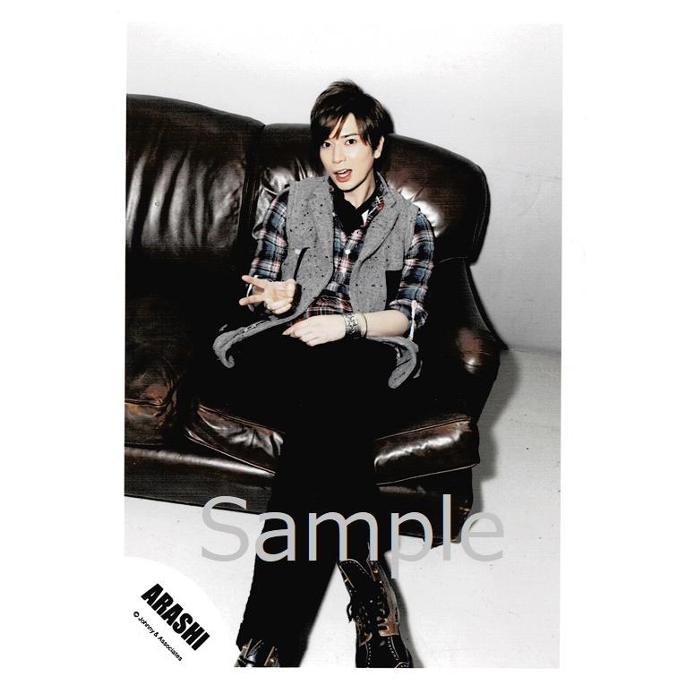 松本潤 嵐 公式生写真 Popcorn 衣装青 赤 グレー 黒 カメラ目線 椅子に座り 口開け ピース Z 9696 アレイズブック ヤフーshop 通販 Yahoo ショッピング
