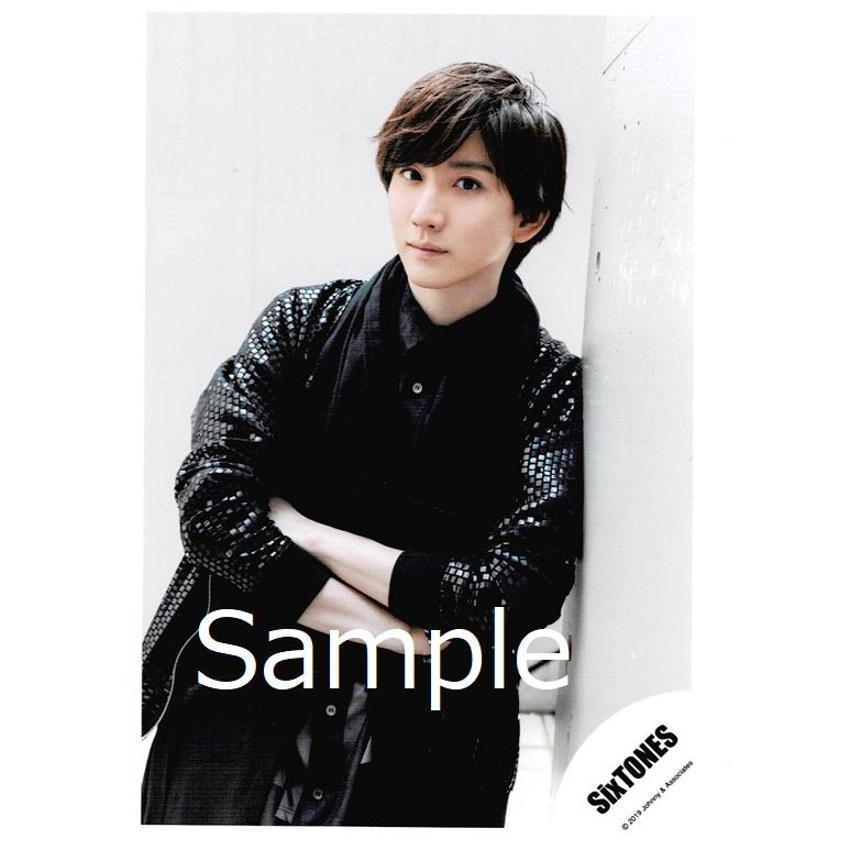 京本大我 Sixtones 公式生写真 Rough Xxxxxx グッズ撮影オフショット 衣装黒 カメラ目線 口閉じ 腕組み Z 9743 アレイズブック ヤフーshop 通販 Yahoo ショッピング