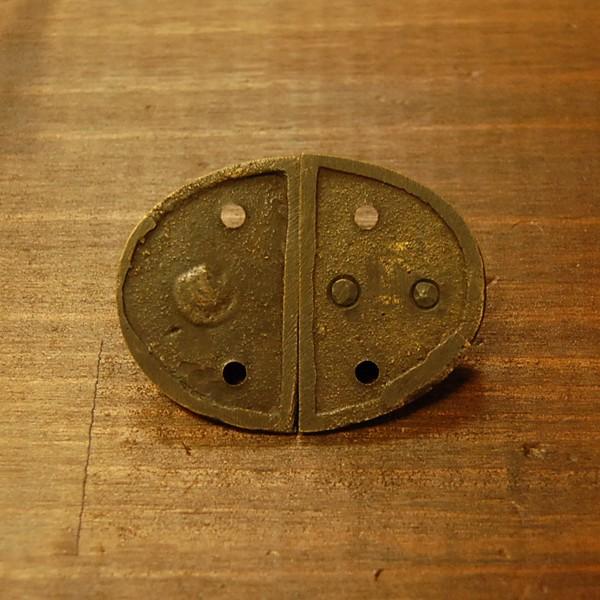 扉金具 錠前141 真鍮金具 インドネシア直輸入 インテリアパーツ 古色仕上げ 修理部品 DIY 金具 地震対策 錠前金具 キャビネット扉 |  | 03