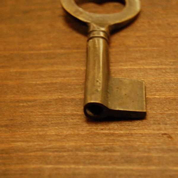 ブラス鍵167A 真鍮金具 インドネシア直輸入 インテリアパーツ 古色仕上げ 鍵 Key アクセサリー チャーム 真鍮部品 DIY |  | 03