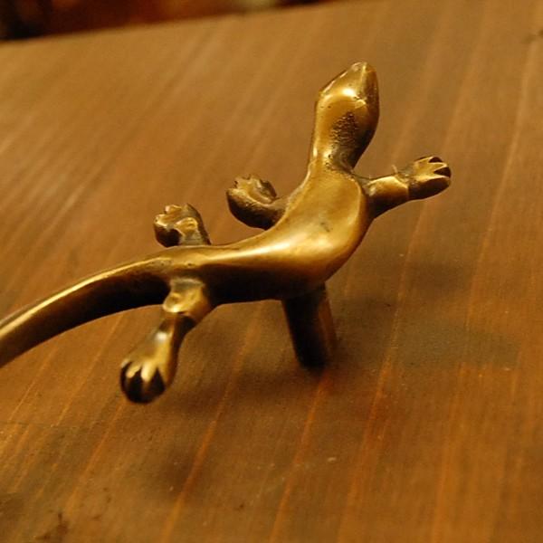 取っ手 真鍮把手 ブラス 扉取手 トカゲ型 ノブ キャビネット