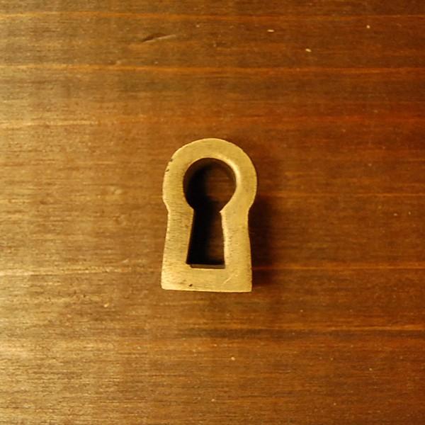 ブラス鍵穴526 真鍮金具 家具部品 鍵部品　アンティーク仕上げ DIY 日曜大工 引き出し部品 インドネシア直輸入 インテリアパーツ 古色仕上げ | 