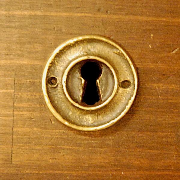 ブラス鍵穴537 真鍮金具 家具部品 鍵部品　アンティーク仕上げ DIY 日曜大工 引き出し部品 インドネシア直輸入 インテリアパーツ 古色仕上げ | 