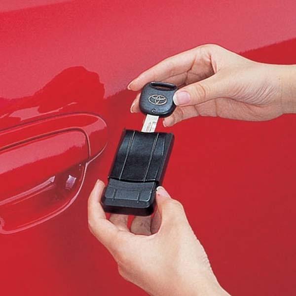 メール便可 隠しキーケース 車 収納 スペアキーの収納に カーメイト