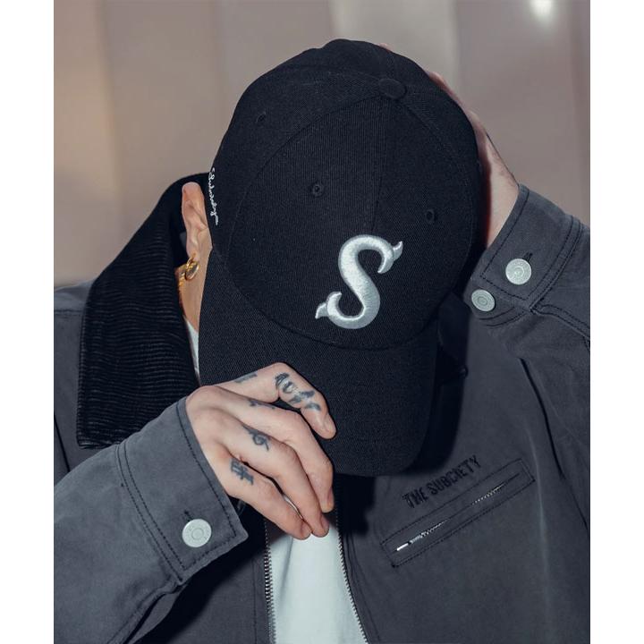 刺繍のSロゴ 黒スナップバックキャップ Subciety（サブサエティ） キャップ SUBCIETY Embroidery variety cap