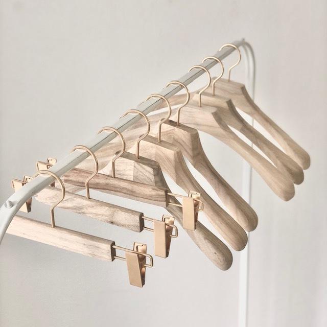 防虫・消臭効果 クスノキ ウッドハンガー ボトムス用 ジャケット・コート用 レディース メンズ [ART OF BLACK] wall