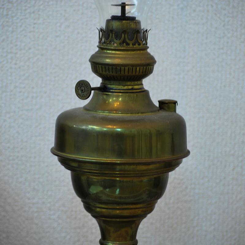 真鍮装飾が美しい1860年代ベルギー製オイルランプ小型 卓上ランプ 712f_2