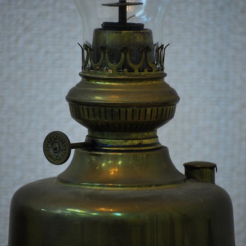 真鍮装飾が美しい1860年代ベルギー製オイルランプ小型 卓上ランプ 712f_3