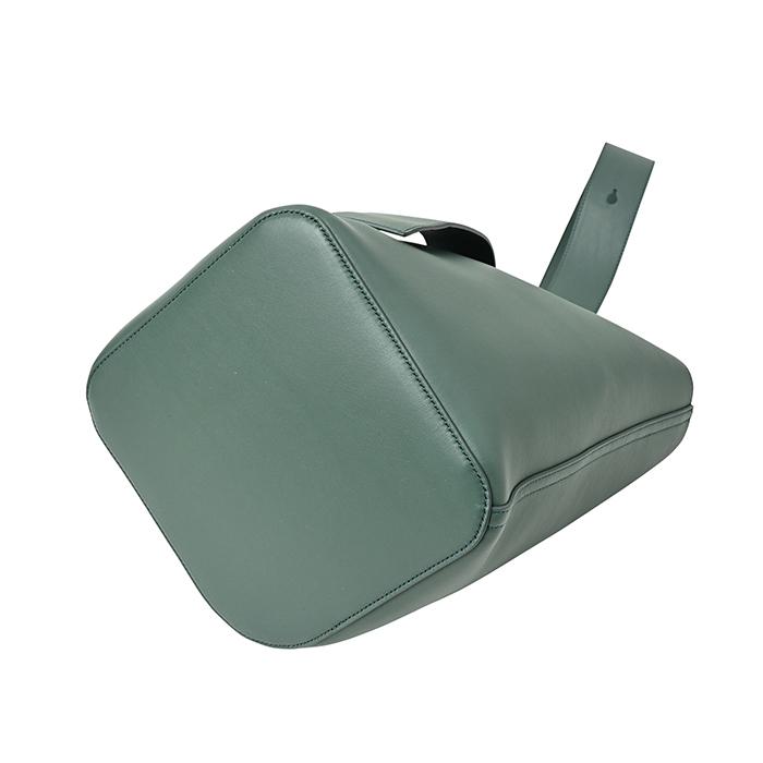 ★ちゃま★　LOEWE  バケット　バッグ　新品未使用　ショルダーバッグ LOEWE（ロエベ） 【並行輸入品】 バケットバッグ ミディアム ペブル