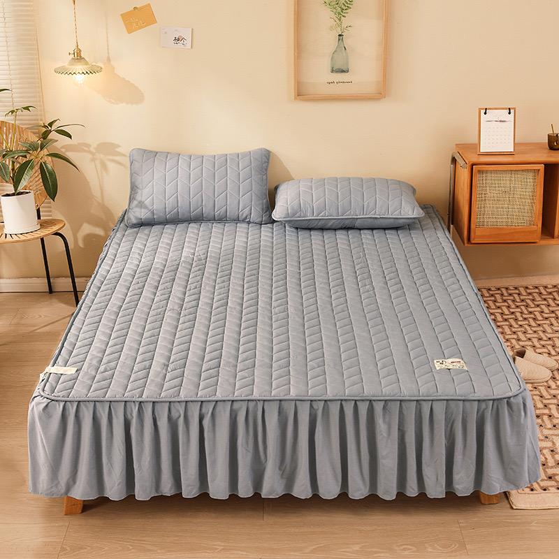 カナダ製　シングルベッド　マットレス、ベッドスカート付き カナダ製 シングルベッド マットレス、ベッドスカート付き