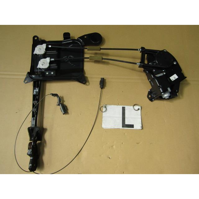 ヴォクシー ノア ZRR70G 左パワースライドモーター 85006-28090