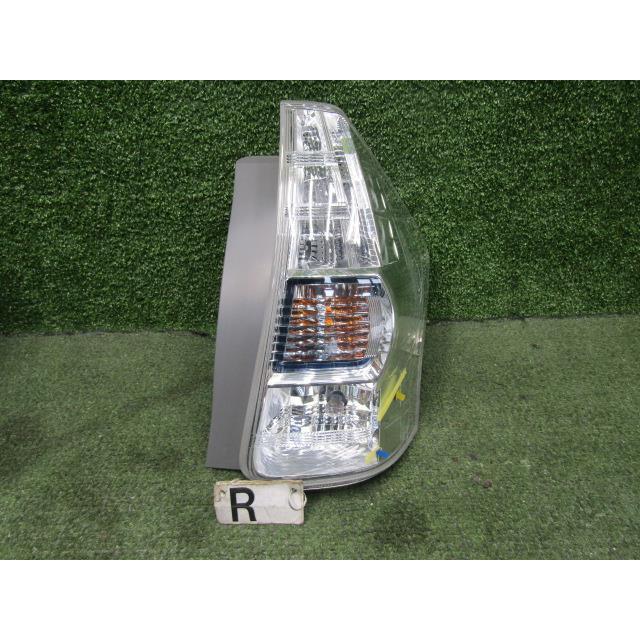 プリウスα ZVW41W 右テールランプ 右テールレンズ 47-46 81551-47140