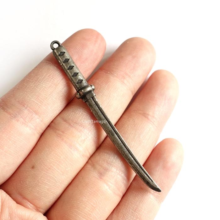 1個 チャーム 日本刀 刀剣 66mm Craft Tamagoオリジナル 資材 素材 アクセサリー パーツ 材料 ハンドメイド 卸 問屋 手芸 1 手芸材料のお店 Craft Tamago 通販 Yahoo ショッピング