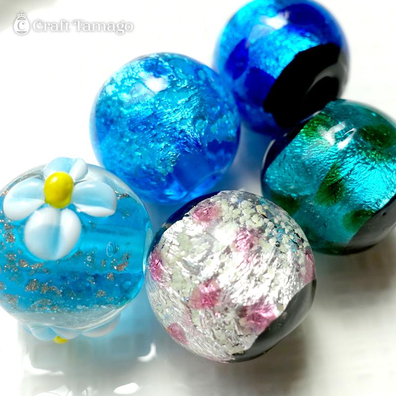 ★X2702★古代とんぼ玉 (A08) モザイク　白青　ガラスビーズ　紡錘形 ☆X2702☆古代とんぼ玉 (A08) モザイク 白青 ガラスビーズ