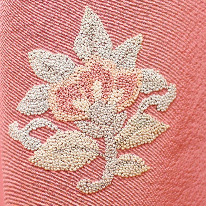 着物 付け下げ 正絹 相良刺繍 紅梅色地 草花 仮絵羽 絹 きもの 附下げ