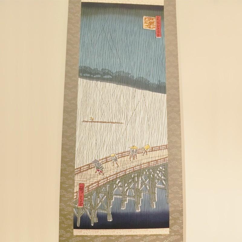 日本製 手ぬぐい掛軸 大はし阿たけの夕立 浮世絵 広重 名所江戸百景 日本土産 外国人に人気 引越祝い 結婚祝い 門出祝い ギフト プレゼント アート蒼 Kj08 手ぬぐい専門店 麻布十番 麻の葉 通販 Yahoo ショッピング