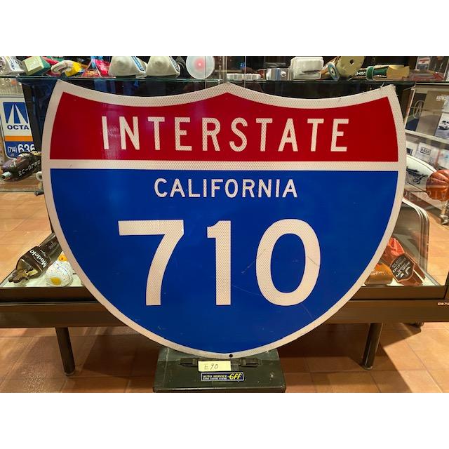最安 ロードサイン Inter State 710 中古品 フリーウェイ 道路標識 本物 アメリカ雑貨 輸入雑貨 カリフォルニア ガレージライフ E90 新作モデル Turningheadskennel Com