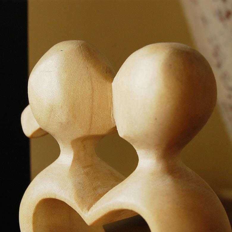ハートの形が可愛い木彫りのキスするオブジェ[10492]【バリ 雑貨