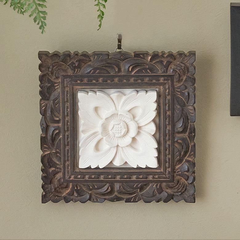 ストーン レリーフ 彫刻 木彫りフレーム付きフラワーモチーフ 20×20cm