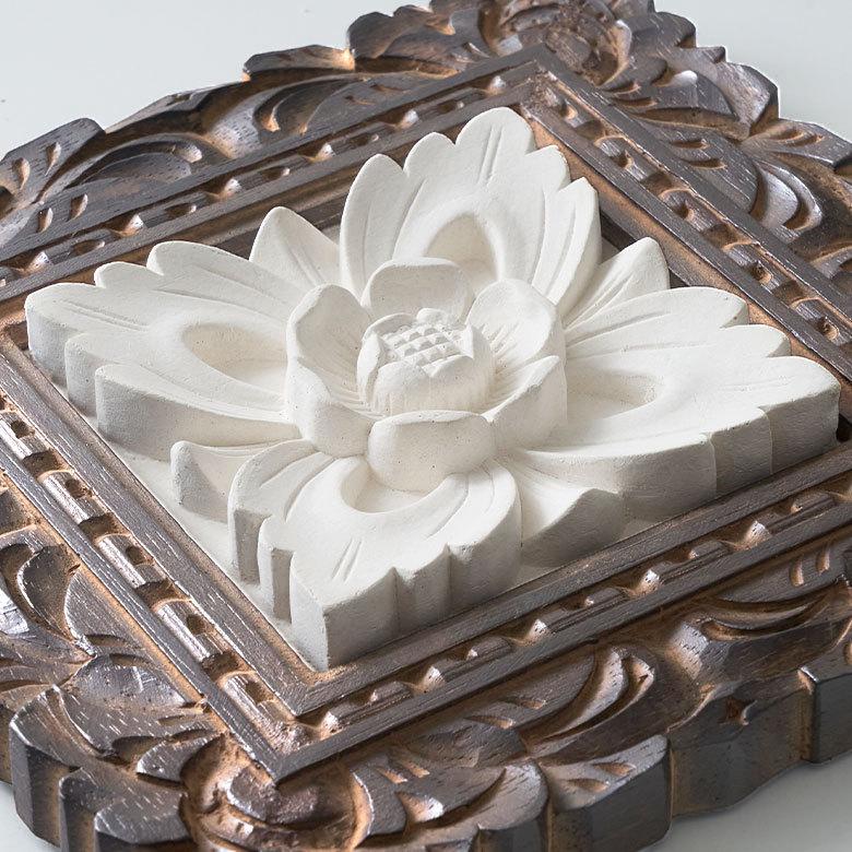 ストーン レリーフ 彫刻 木彫りフレーム付きフラワーモチーフ 20×20cm