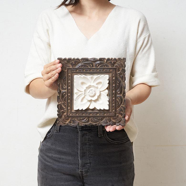 ストーン レリーフ 彫刻 木彫りフレーム付きフラワーモチーフ 20×20cm