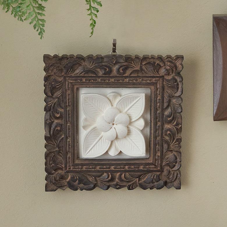 プルメリアの絵画（彫刻フレーム付き） 木彫りフレーム付きプルメリアモチーフのストーン レリーフ 彫刻 20