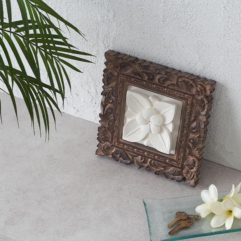 木彫りフレーム付きプルメリアモチーフのストーン レリーフ 彫刻 20