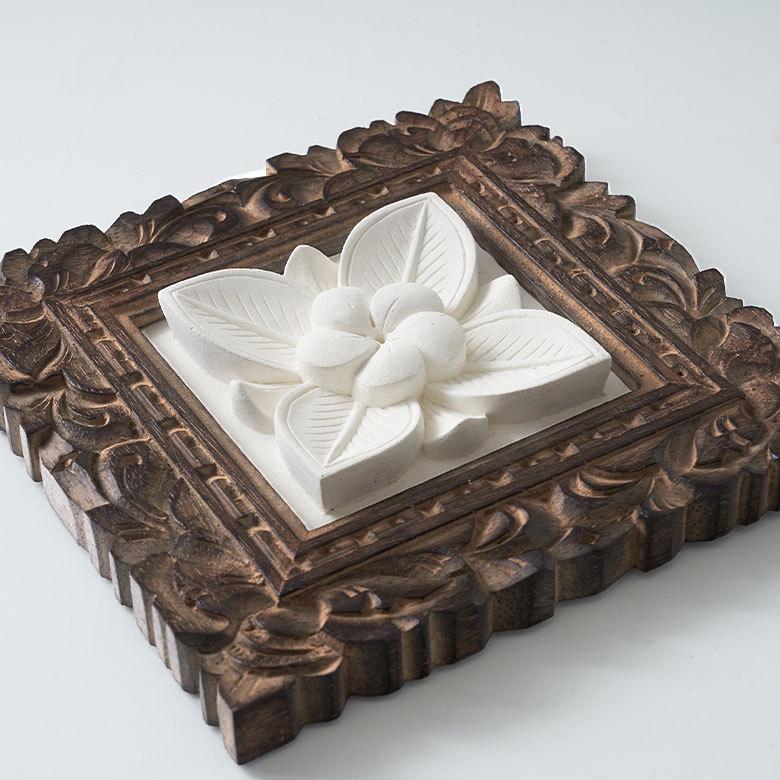 木彫りフレーム付きプルメリアモチーフのストーン レリーフ 彫刻 20