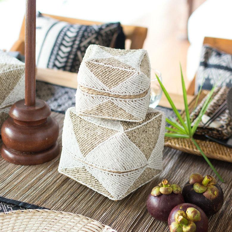 ソカシ ビーズ製 ダイヤ柄 16×16cm 白×ベージュ 13535-m |  | 07