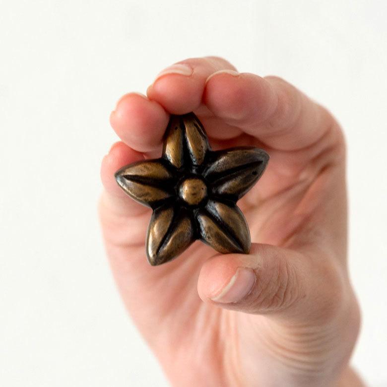 取っ手 フランジパニ プルメリア Sサイズ 幅3.5cm 高さ3.5cm アンティーク風 真鍮製 つまみ 13761 |  | 09