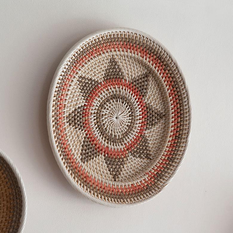 壁掛けトレイ ウォールデコレーション ラタン製 円形 編み込みデザイン トレイバスケット 径約35cm 深さ5cm 13833 |  | 16