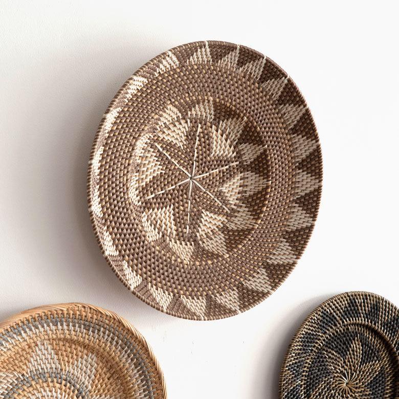 壁掛けトレイ ウォールデコレーション ラタン製 円形 編み込みデザイン トレイバスケット 径約40cm 深さ6cm 13835 |  | 15