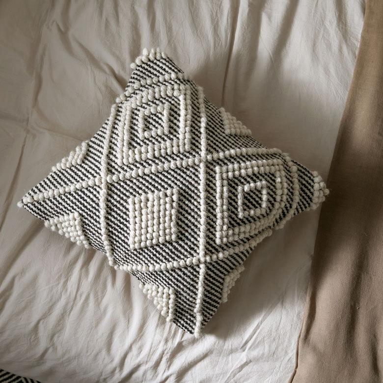 クッションカバー インド グレー モノトーン 幾何柄 ジオメトリック ダイヤ柄 Raha ラーハ 34485-bk |  | 10