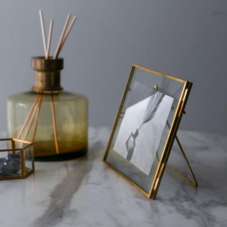 フォトフレーム 横置き ガラスと真鍮 ガラスケース ハガキサイズ 67052