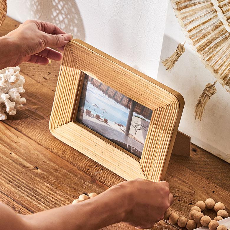 フォト フレーム 写真 立て ラタン製 天然素材 L判 ポストカードサイズ