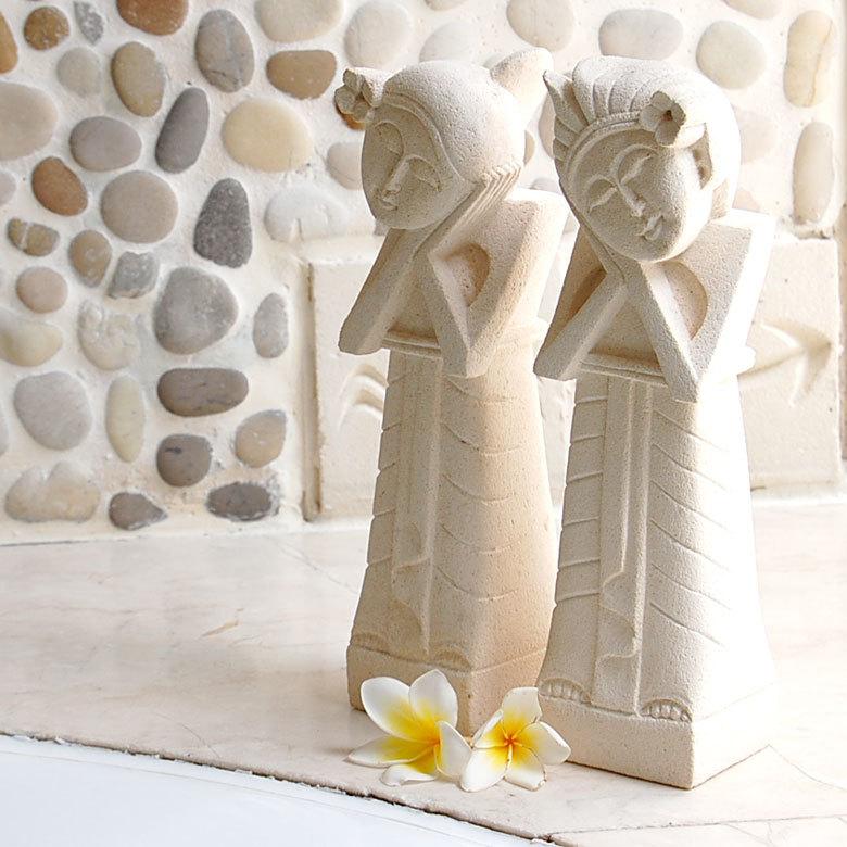 やさしい表情で立ったバリニーズカップルの アジアン 石像2体セット