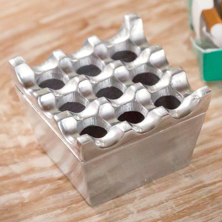 ⑧【毎日値下げ！】金属製円形灰皿 抽象デザイン