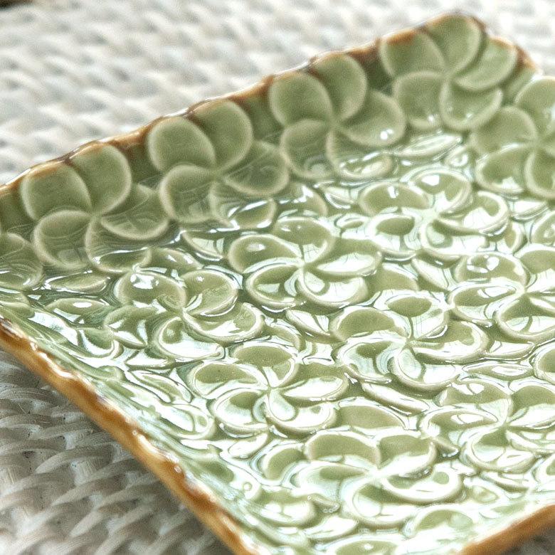 スクエアプレート プルメリアモチーフ Sサイズ 12.3cm角 ホワイト 陶器製 pl11-668 |  | 03