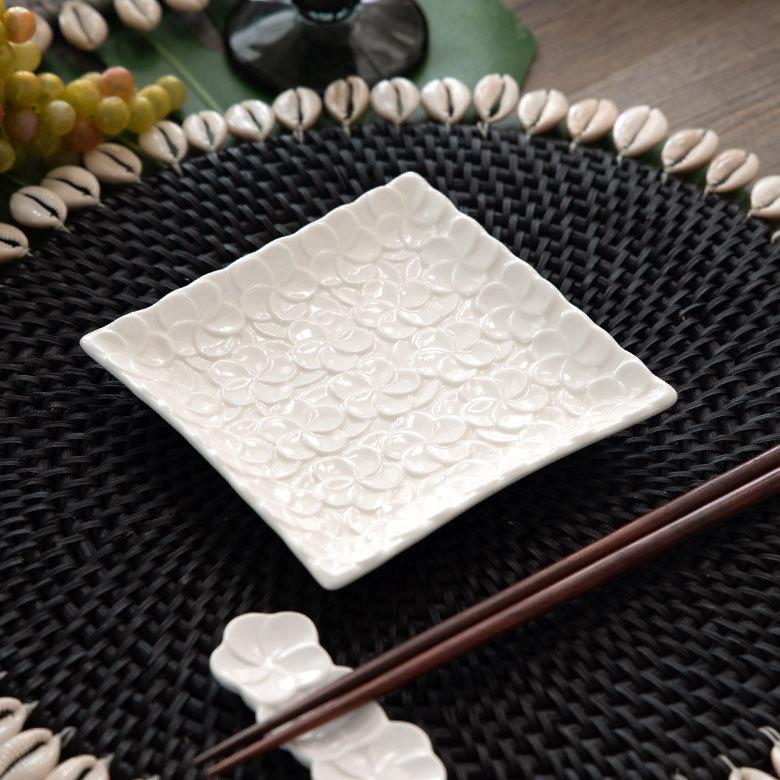 スクエアプレート プルメリアモチーフ Sサイズ 12.3cm角 ホワイト 陶器製 pl11-668 |  | 13