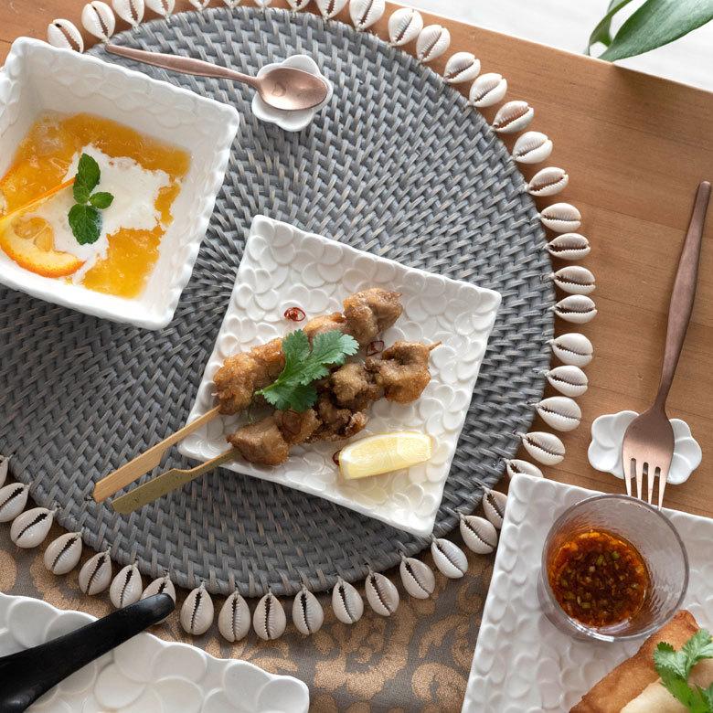 スクエアプレート プルメリアモチーフ Sサイズ 12.3cm角 ホワイト 陶器製 pl11-668 |  | 11